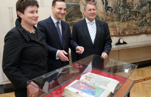 Przekazanie mszału Bibliotece Uniwersyteckiej – od lewej: dyrektor BUWr, minister spraw zagranicznych, rektor Uniwersytetu Wrocławskiego (fot. Mariusz Kosiński, MSZ)